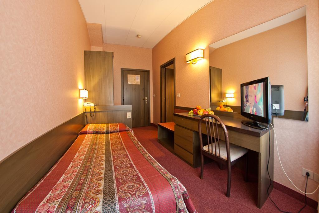 Hotel Cles Exteriör bild