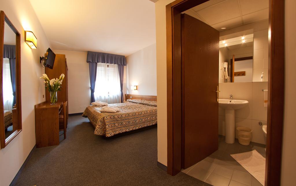 Hotel Cles Rum bild